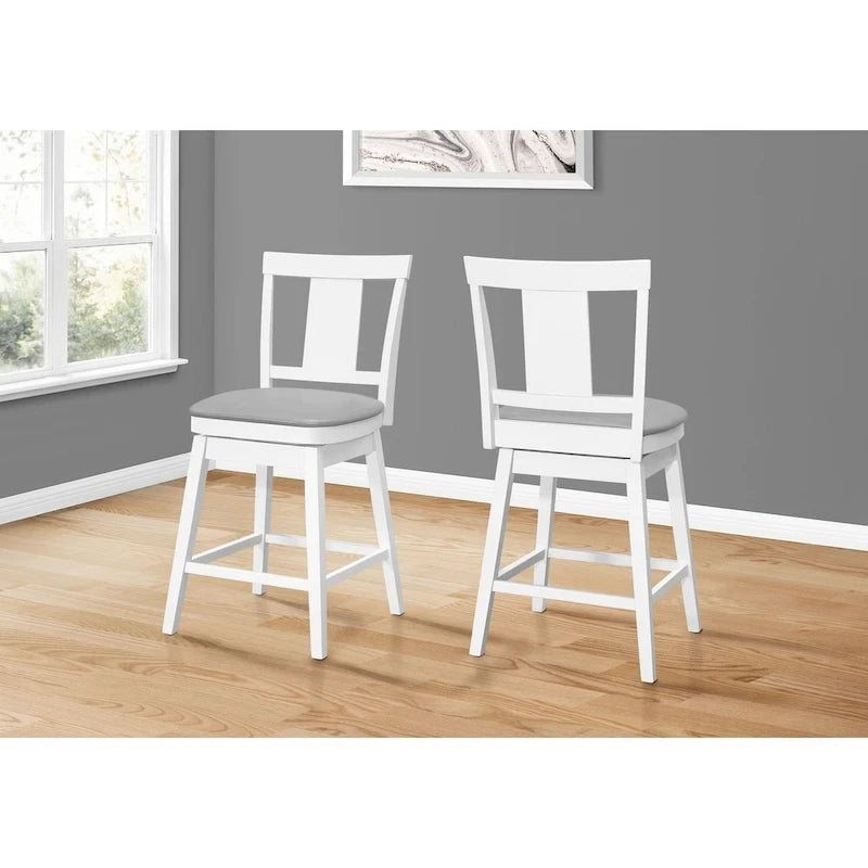 Set di 2 sgabelli da bar girevoli altezza bancone con schienale completo, similpelle grigia, base in legno bianco