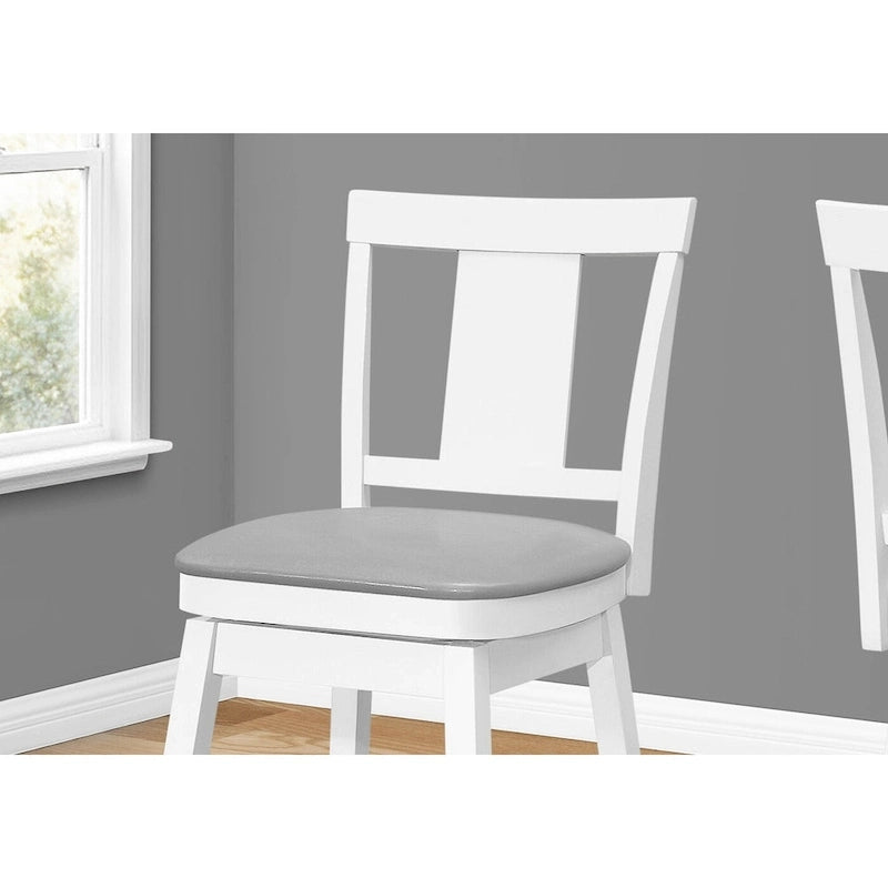 Set di 2 sgabelli da bar girevoli altezza bancone con schienale completo, similpelle grigia, base in legno bianco