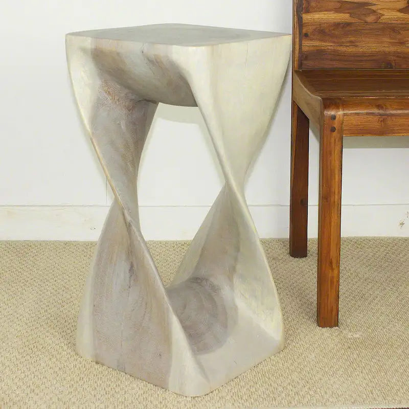 Sgabello a torsione in legno massello intagliato a mano – Finitura a olio grigio, 30 x 30 x 58 cm