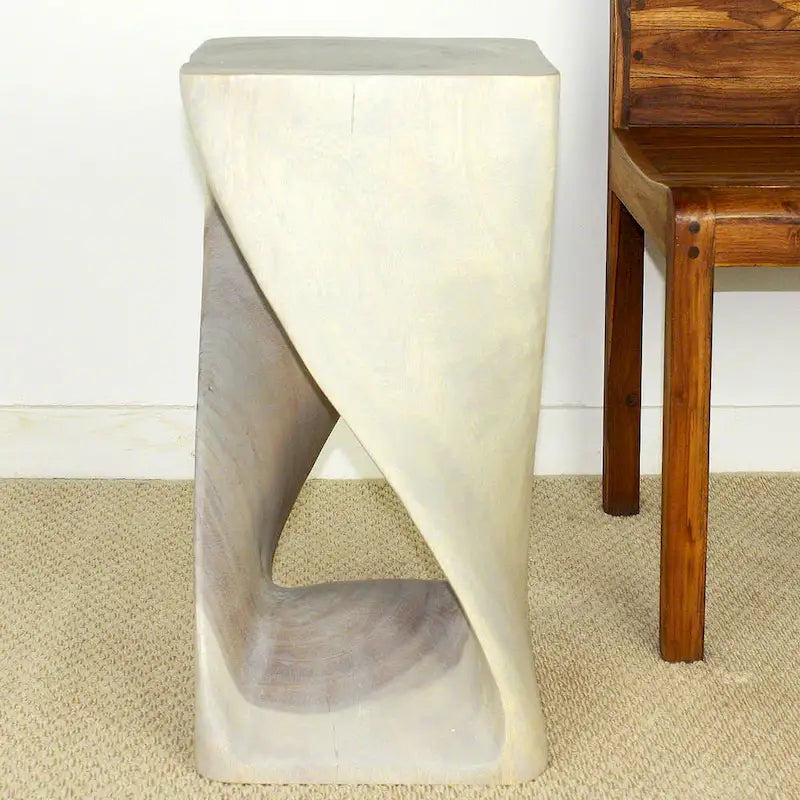 Sgabello a torsione in legno massello intagliato a mano – Finitura a olio grigio, 30 x 30 x 58 cm