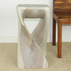 Sgabello a torsione in legno massello intagliato a mano – Finitura a olio grigio, 30 x 30 x 58 cm