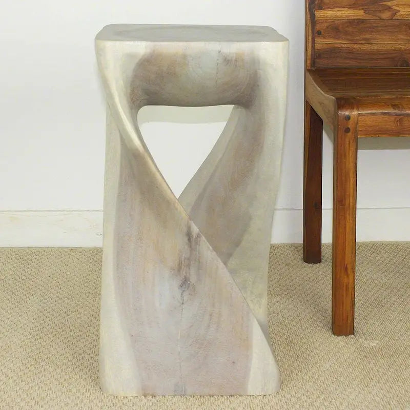 Sgabello a torsione in legno massello intagliato a mano – Finitura a olio grigio, 30 x 30 x 58 cm