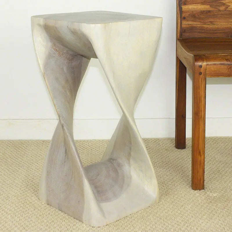 Sgabello a torsione in legno massello intagliato a mano – Finitura a olio grigio, 30 x 30 x 58 cm