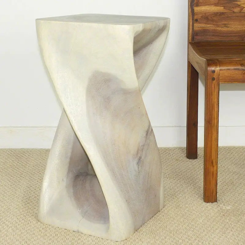 Sgabello a torsione in legno massello intagliato a mano – Finitura a olio grigio, 30 x 30 x 58 cm