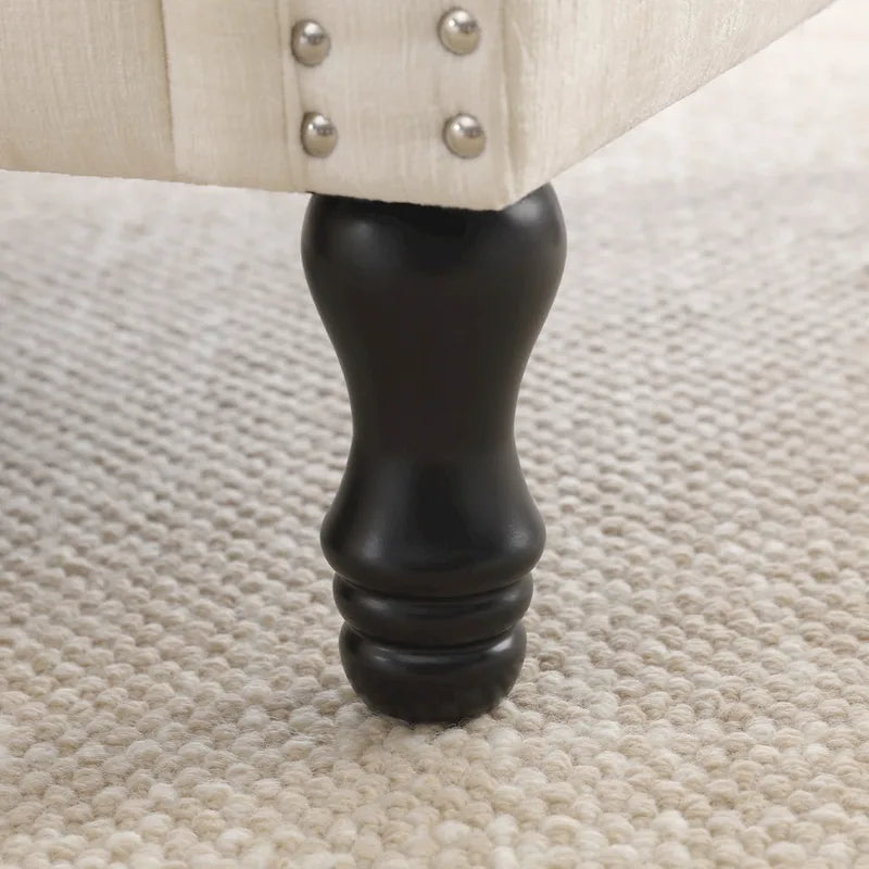 Poltroncina di design imbottita con borchie decorative