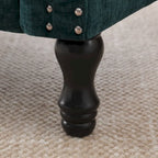 Poltroncina di design imbottita con borchie decorative
