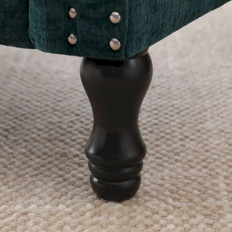 Poltroncina di design imbottita con borchie decorative
