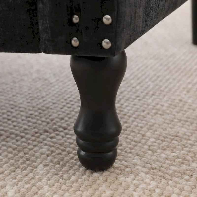Poltroncina di design imbottita con borchie decorative